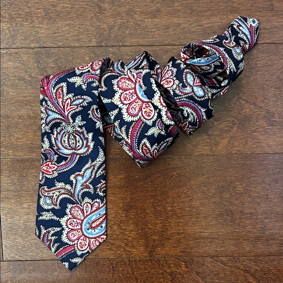 Lauren, Ralph Lauren 100% Silk Elegant Paisley Men's Tie in Red and Blue - Picture 2 of 11